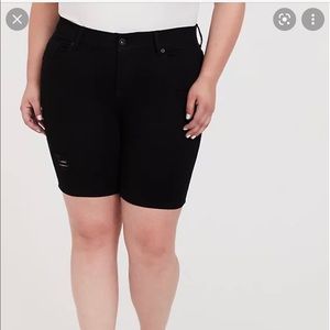 Torrid black bombshell Bermuda shorts size 26 NWT